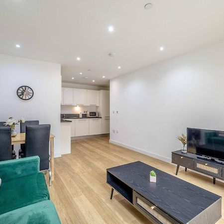 2 Bed At Slough Station & Parking - London In 20 Mins Apartment ภายนอก รูปภาพ