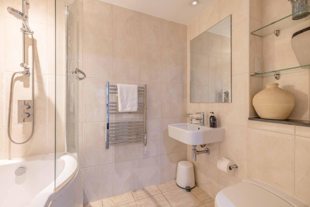 2 Bed At Slough Station & Parking - London In 20 Mins Apartment ภายนอก รูปภาพ