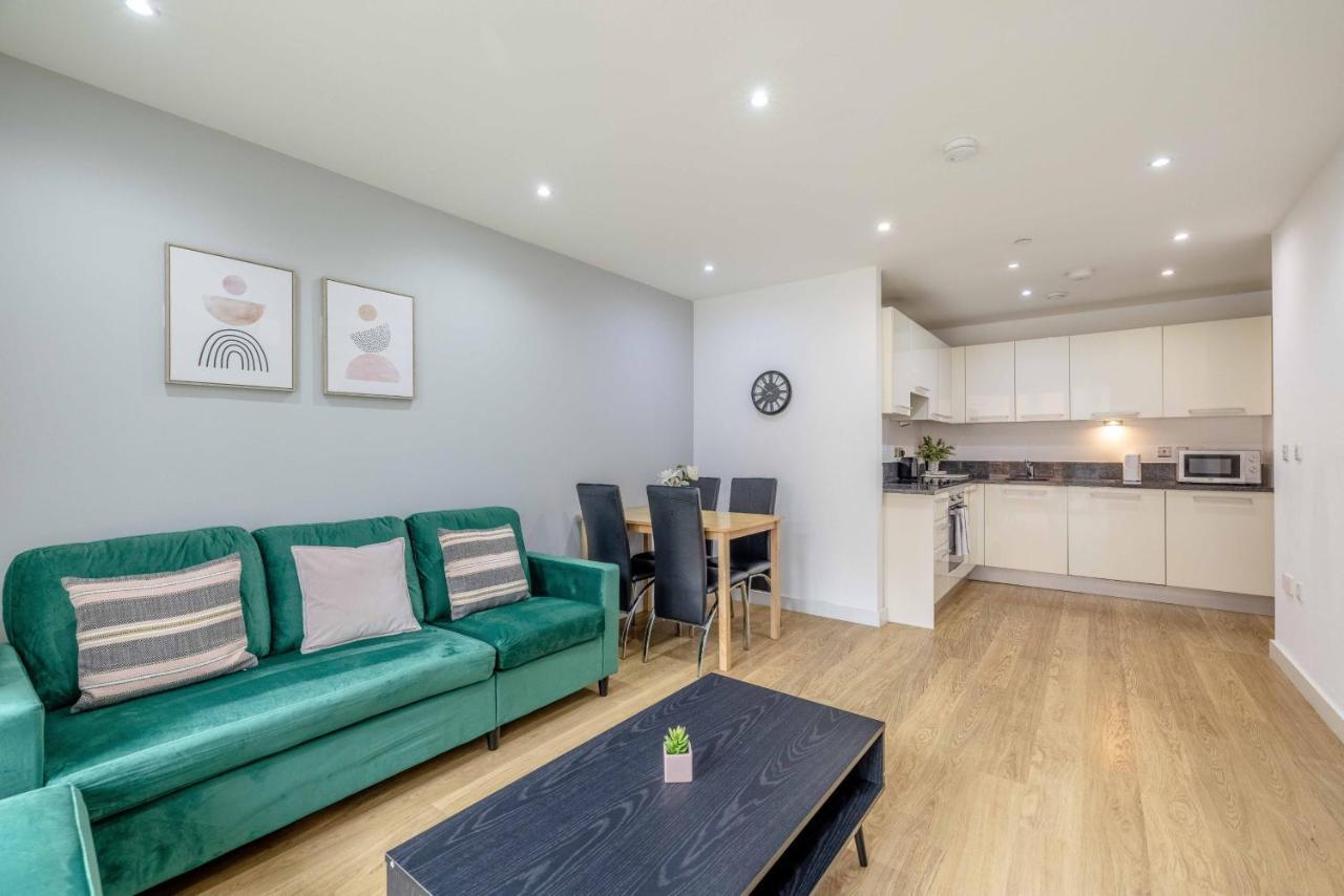 2 Bed At Slough Station & Parking - London In 20 Mins Apartment ภายนอก รูปภาพ