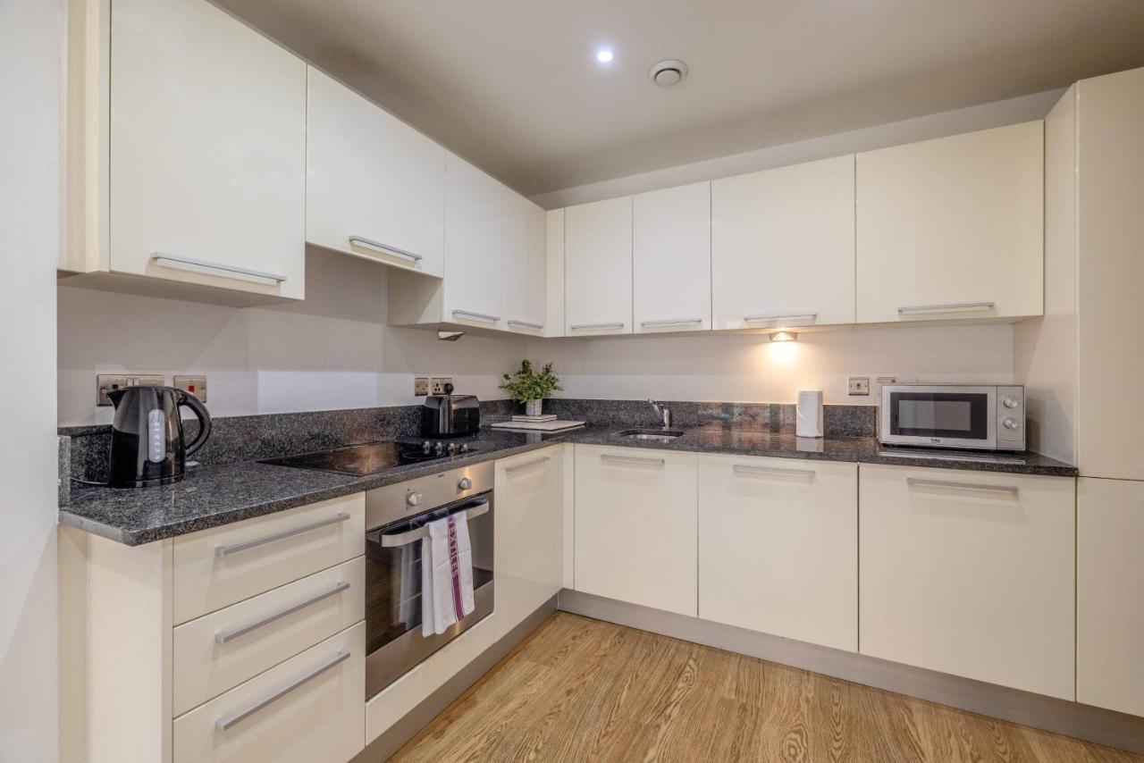 2 Bed At Slough Station & Parking - London In 20 Mins Apartment ภายนอก รูปภาพ