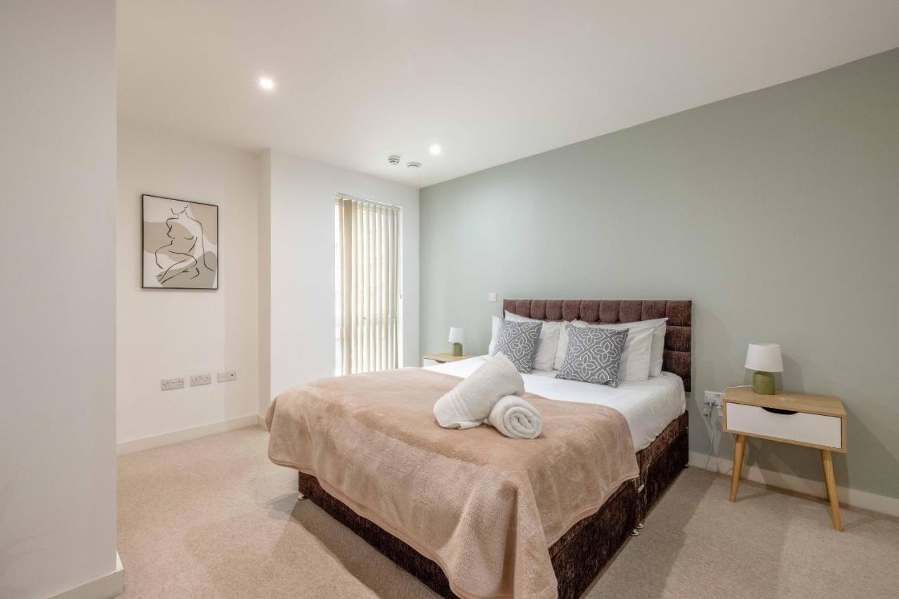 2 Bed At Slough Station & Parking - London In 20 Mins Apartment ภายนอก รูปภาพ
