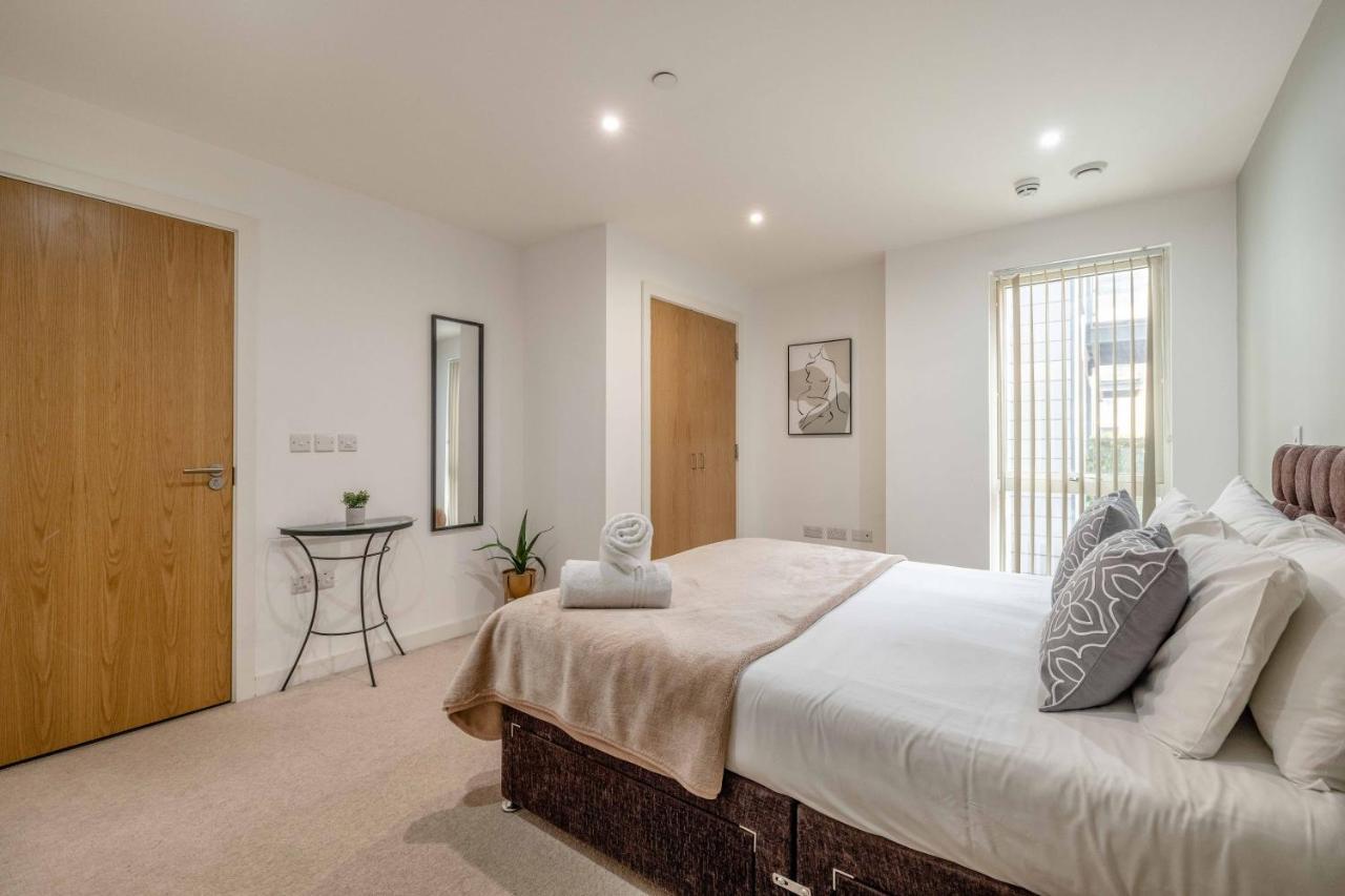 2 Bed At Slough Station & Parking - London In 20 Mins Apartment ภายนอก รูปภาพ