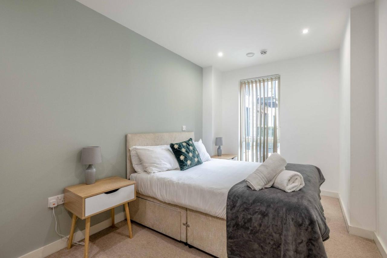 2 Bed At Slough Station & Parking - London In 20 Mins Apartment ภายนอก รูปภาพ