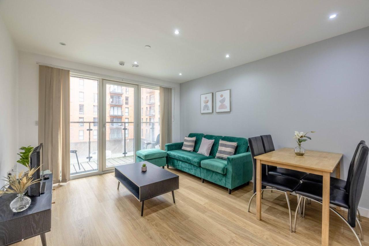 2 Bed At Slough Station & Parking - London In 20 Mins Apartment ภายนอก รูปภาพ