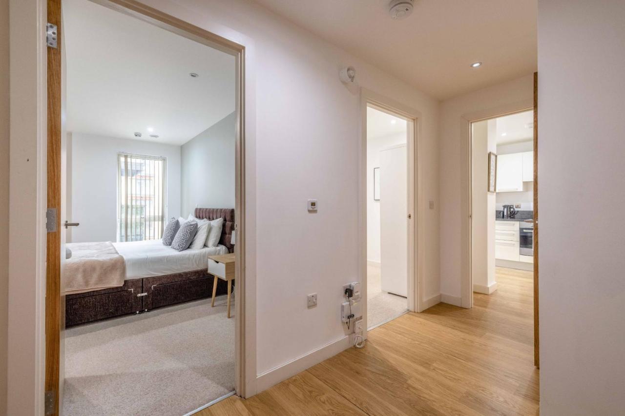 2 Bed At Slough Station & Parking - London In 20 Mins Apartment ภายนอก รูปภาพ