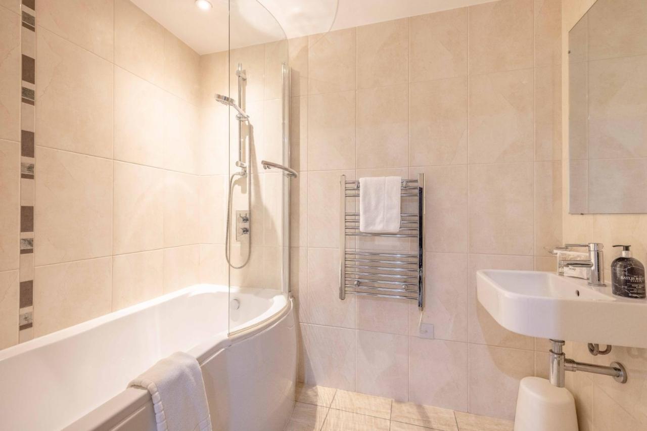 2 Bed At Slough Station & Parking - London In 20 Mins Apartment ภายนอก รูปภาพ