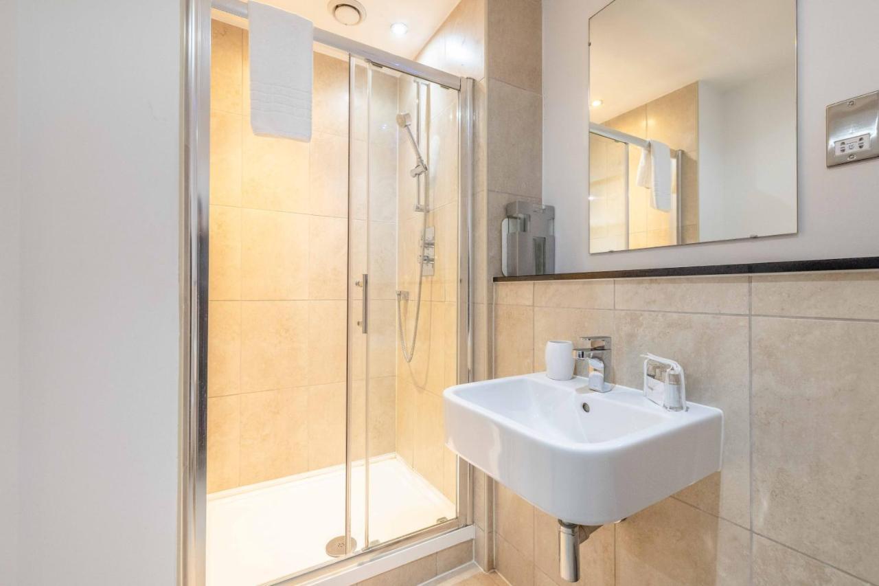 2 Bed At Slough Station & Parking - London In 20 Mins Apartment ภายนอก รูปภาพ